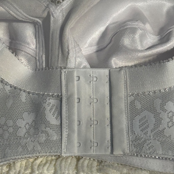 White PLAYTEX 18 Hour Comfort-Strap Wireless Bra - Picture 4 of 5